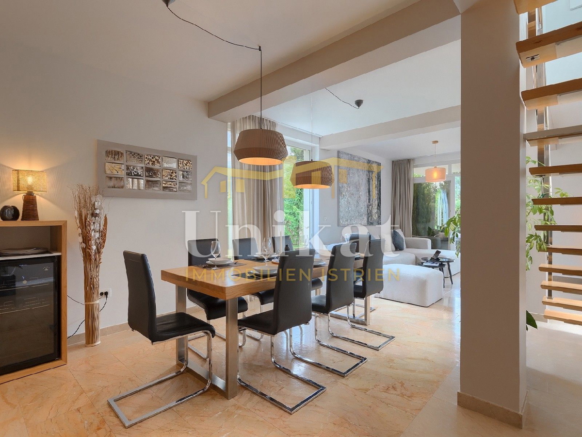 Villa moderna con piscina interna ed esterna